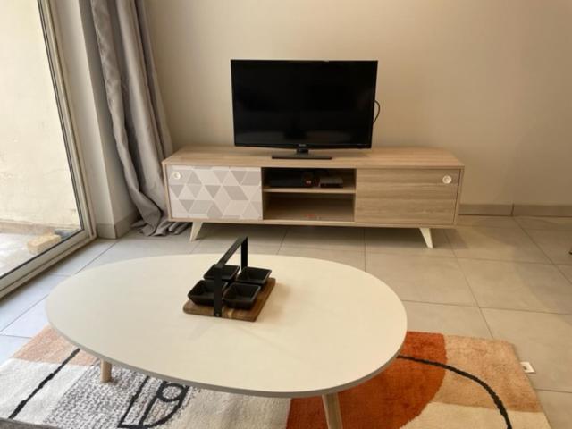 Appartement Climatise Avec Cour En Centre Ville Carpentras Exteriör bild